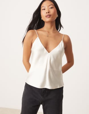 ASOS DESIGN Petite - Satin-Camisole in Elfenbeinweiß mit V-Ausschnitt