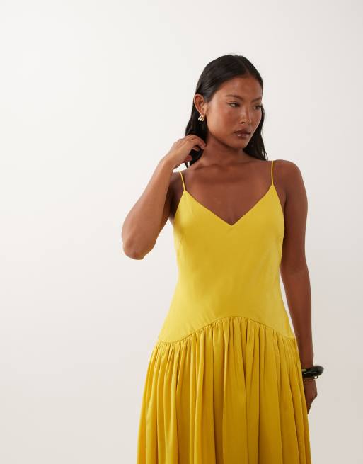 ASOS DESIGN Petite satin diagonalskuren shift midiklänning med bubbelfåll i gult, 4 av 4