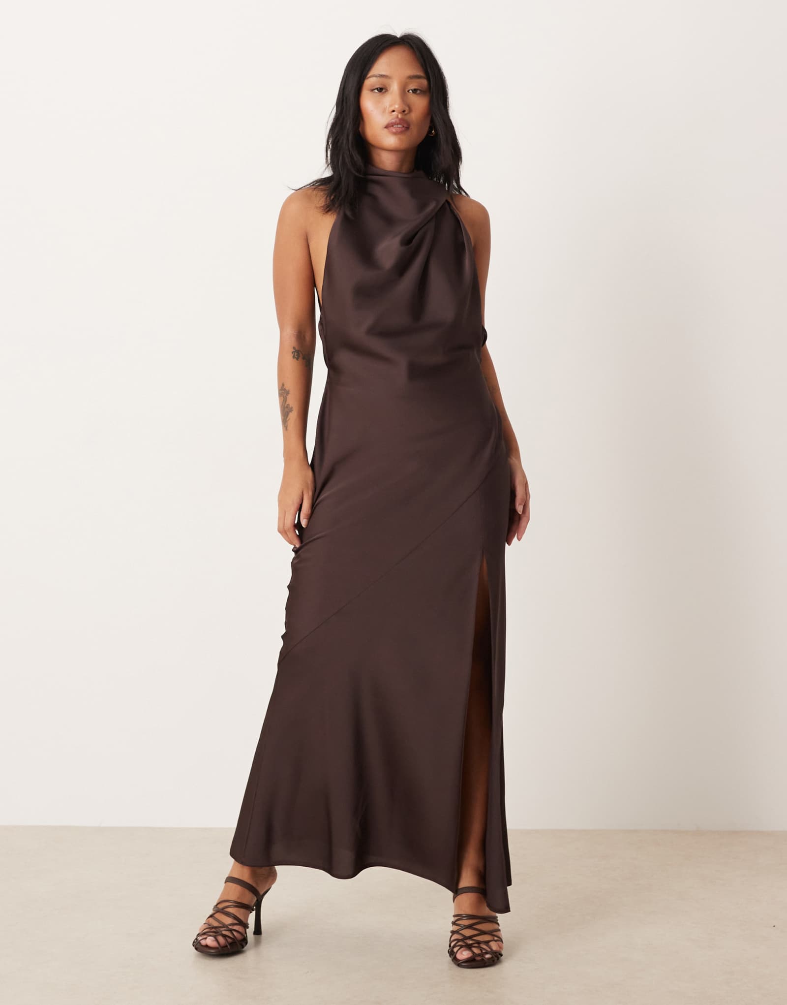 ДИЗАЙНЕРСКОЕ миниатюрное атласное макси-платье на бретельках ASOS DESIGN с капюшоном на спине шоколадного цвета