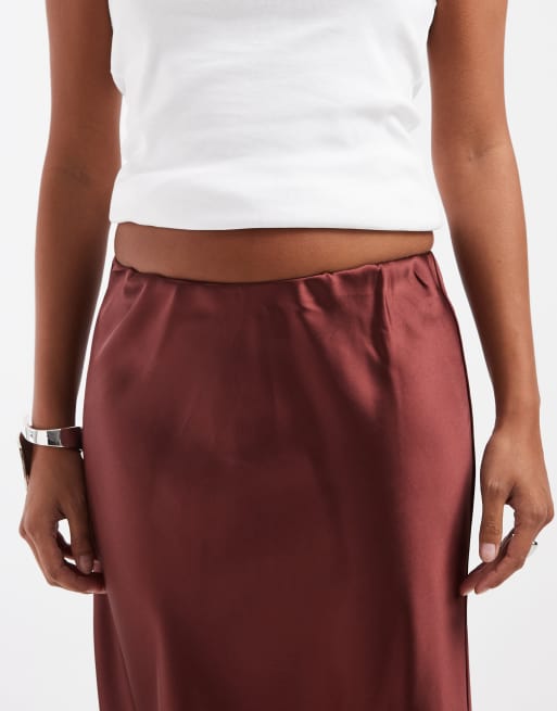 ASOS DESIGN Petite Satin-Maxirock im Schrägschnitt in Schokobraun, 3 von 5