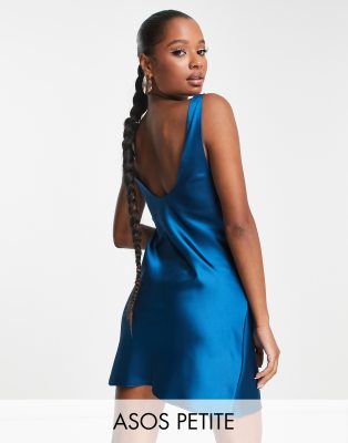 ASOS DESIGN Petite - Satin-Minikleid in Saphirblau mit U-Boot-Ausschnitt und Trägern