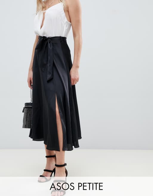 ASOS DESIGN Petite – Satynowa spódnica o długości midi wiązana w pasie