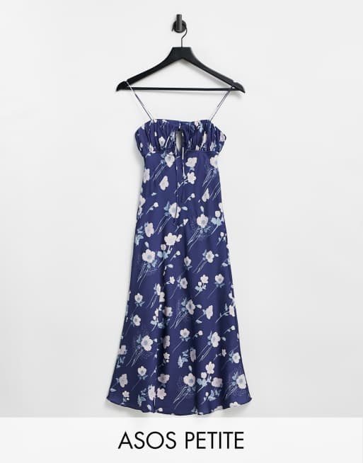 ASOS DESIGN Petite – Satynowa sukienka midi w kwiatowy wzór z marszczeniem na biuście