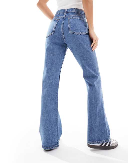 ASOS DESIGN Petite – Schlagjeans in Mittelblau mit mittelhohem Bund, 2 von 5
