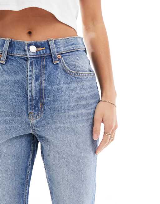ASOS DESIGN Petite – Schlagjeans in Mittelblau mit mittelhohem Bund, 3 von 5