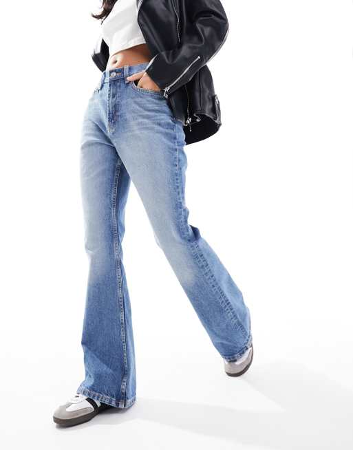 ASOS DESIGN Petite – Schlagjeans in Mittelblau mit mittelhohem Bund, 4 von 5
