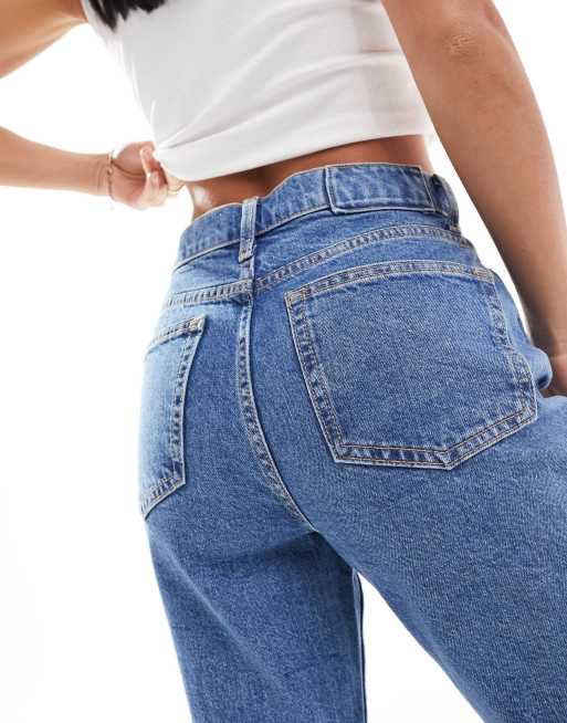 ASOS DESIGN Petite – Schlagjeans in Mittelblau mit mittelhohem Bund, 5 von 5