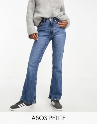 ASOS DESIGN Petite - Schlagjeans in Mittelblau