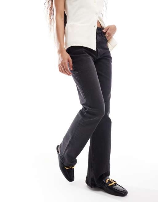 ASOS DESIGN Petite – Schlagjeans in verwaschenem Schwarz mit mittelhohem Bund, 2 von 5