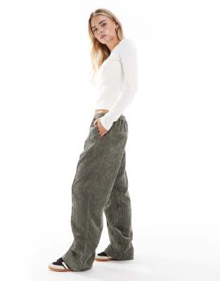 ASOS DESIGN Petite - Schlupfhose aus Cord in Khaki-Grün