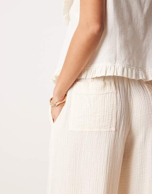 ASOS DESIGN Petite – Schlupfhose aus grob gewebter Baumwolle in Buttermilchweiß mit offenem Saum, 4 von 5