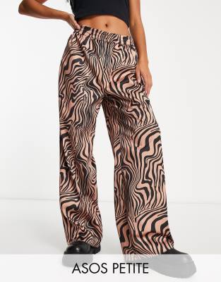 ASOS DESIGN Petite - Schlupfhose aus Satin mit Zebraprint-Bunt