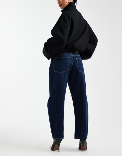 ASOS DESIGN Petite – Schmal geschnittene Barrel-Leg-Jeans in kräftiger Rinse-Waschung, 2 von 5