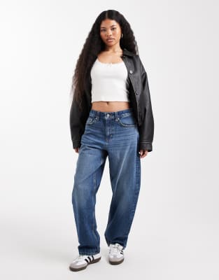 ASOS DESIGN Petite - Schmal geschnittene Barrel-Leg-Jeans in Mittelblau