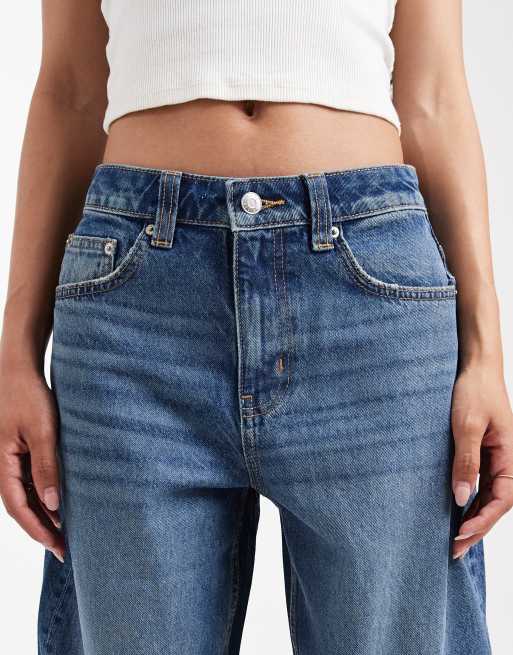 ASOS DESIGN Petite – Schmal geschnittene Barrel-Leg-Jeans in Mittelblau, 5 von 5