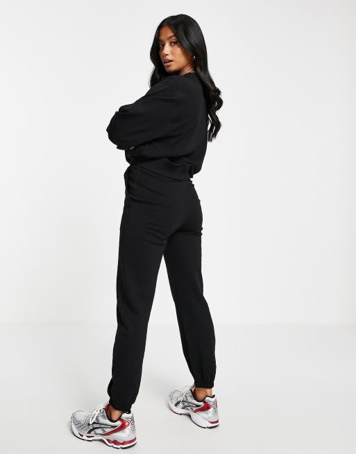 ASOS DESIGN Petite Schmal geschnittener Trainingsanzug in Schwarz mit Sweatshirt und Jogginghose ASOS