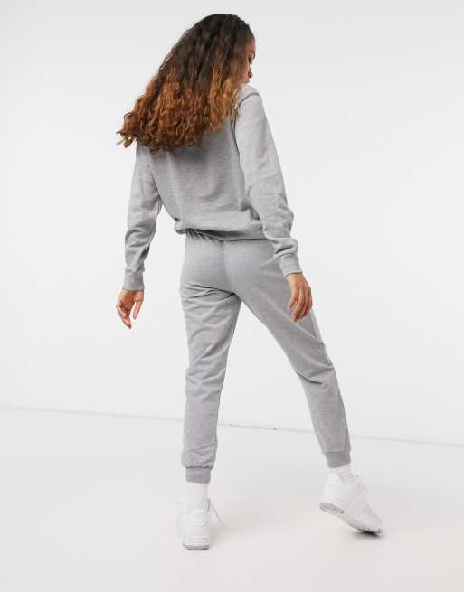 ASOS DESIGN Petite – Schmal geschnittener Trainingsanzug mit Sweatshirt und Jogginghose in Kalkgrau , 2 von 4