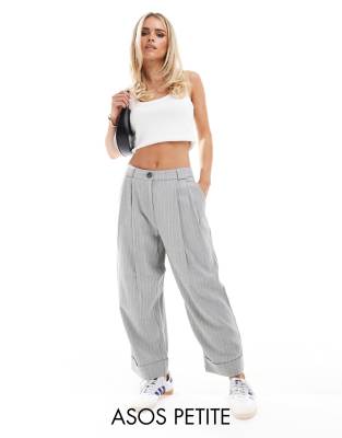 ASOS DESIGN Petite - Schmal zulaufende, elegante Hose mit Umschlagsaum und Streifen-Bunt