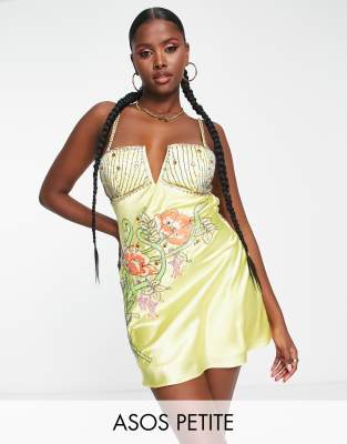 ASOS DESIGN Petite - Schräg geschnittenes Satin-Minikleid mit Blumenverzierung-Bunt