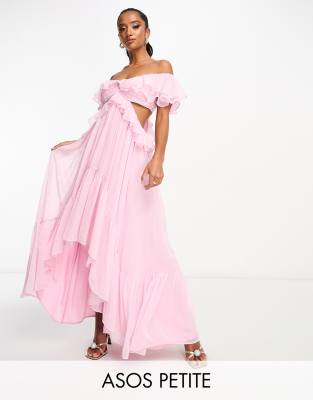 ASOS DESIGN Petite - Schulterfreies Maxikleid in Babyrosa mit Rüschen, Zierausschnitt und nach hinten abfallendem Saum