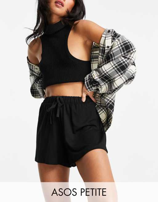 ASOS DESIGN Petite – Schwingende Shorts mit Kordelzug in Schwarz