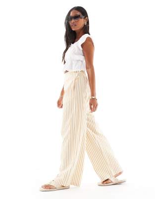 ASOS DESIGN Petite - Seersucker-Schlupfhose mit braunen Streifen und geradem Schnitt-Bunt