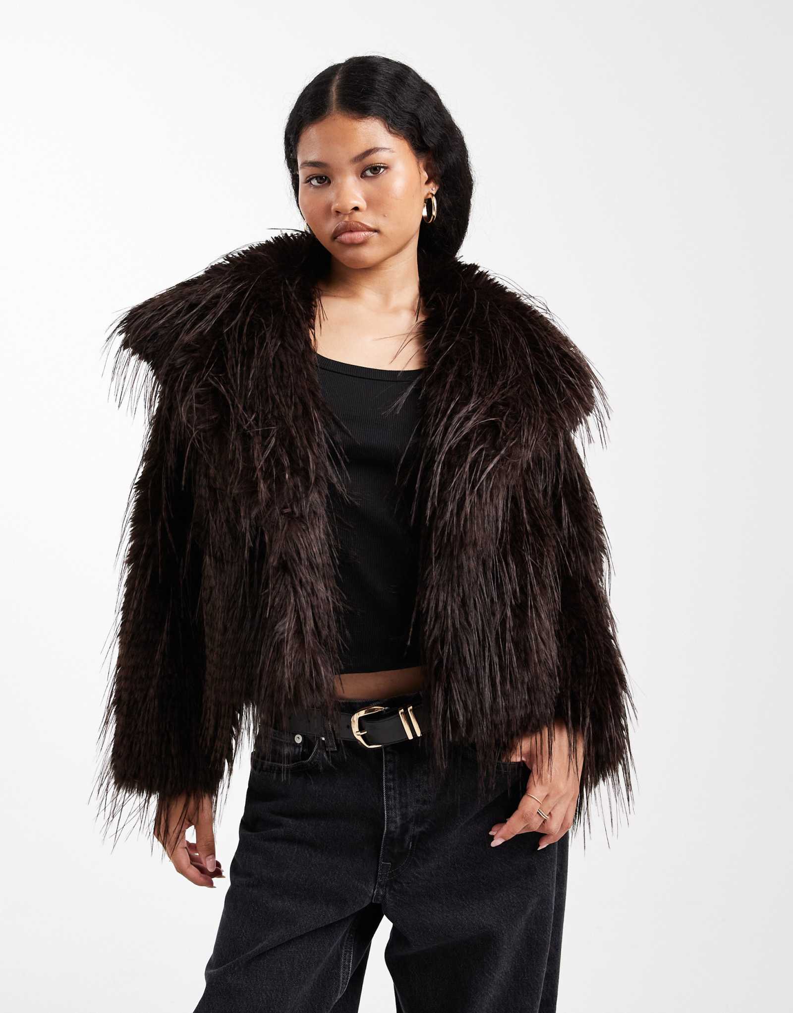 Миниатюрная короткая куртка из искусственного меха с перьями от ASOS DESIGN шоколадного цвета