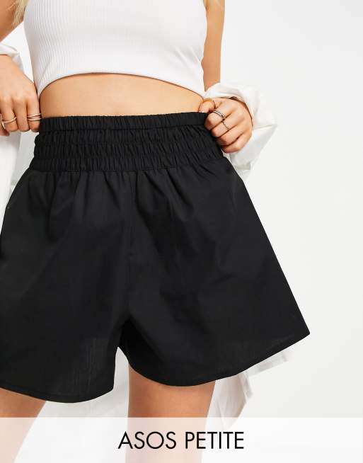 ASOS DESIGN Petite - Short virevoltant en coton avec taille froncée - Noir