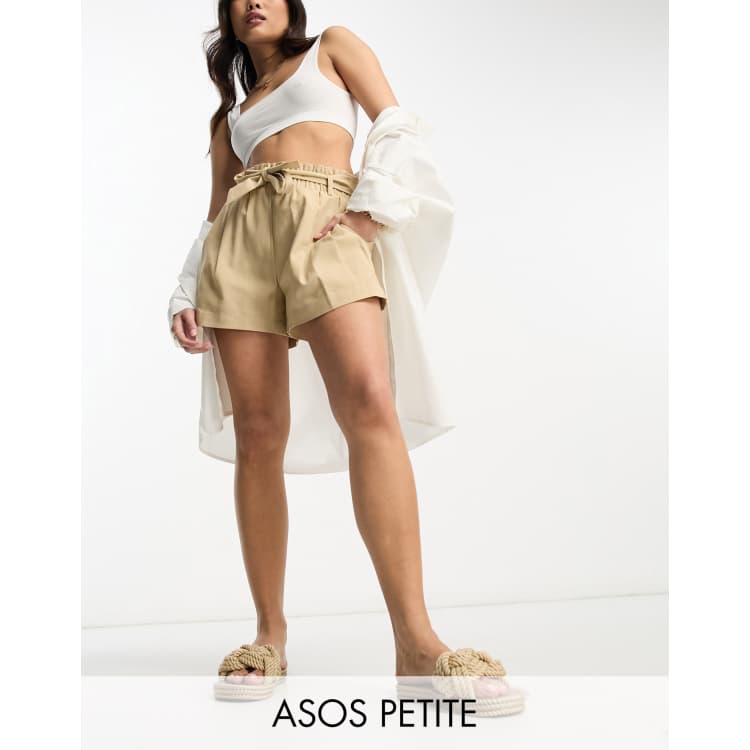 ASOS DESIGN Petite Shorts zum Reinschlupfen in CremeweiB mit Bindegurtel und Leinenanteil ASOS