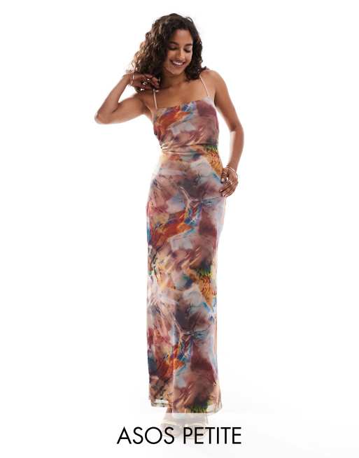 ASOS DESIGN Petite – Siateczkowa sukienka maxi na ramiączkach z dekoltem karo i ozdobnym wiązaniem na plecach w różowy abstrakcyjny wzór