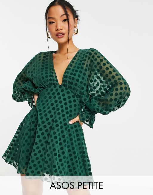 ASOS DESIGN Petite - Skovgrøn minikjole med velouriserede prikker, blouson-ærmer og elastiske ærmekanter
