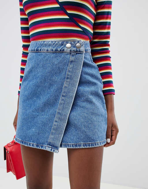 ASOS DESIGN Petite - Slå-om-denimnederdel i midwash blå, 3 af 4