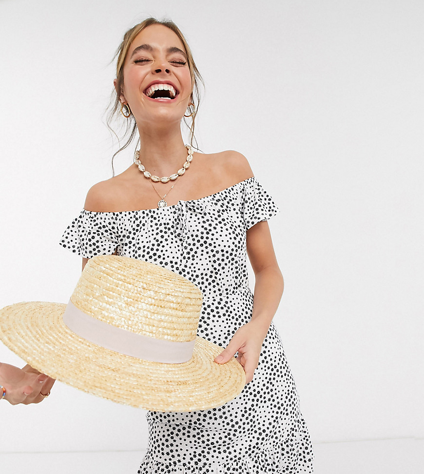 ASOS DESIGN Petite - Småblommig solklänning i minimodell med singoallaringning och volangfåll-Vit