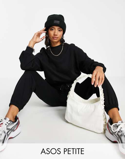  ASOS DESIGN Petite - Smal trainingspak van sweater en joggingbroek in zwart