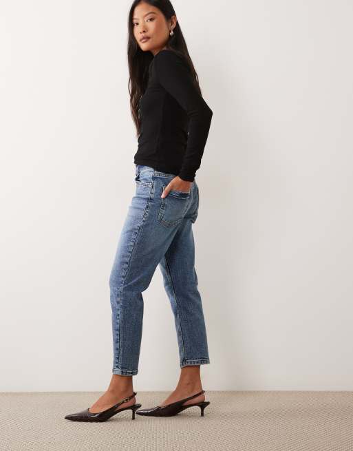 ASOS DESIGN Petite smala mom jeans i autentisk mellanljus tvätt, 2 av 5