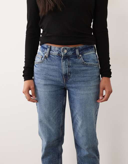 ASOS DESIGN Petite smala mom jeans i autentisk mellanljus tvätt, 5 av 5