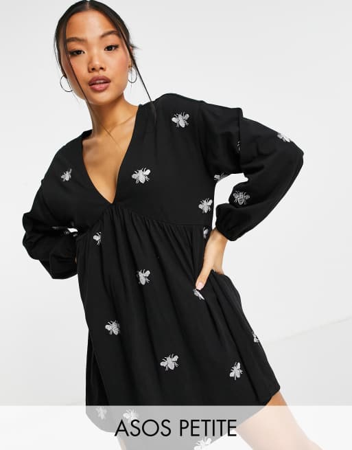 ASOS DESIGN Petite - Smock-minikjole med V-hals og sølvfarvet insektbroderi 