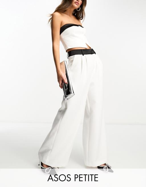 ASOS DESIGN Petite - Smokingbroek met wijde pijpen in crème