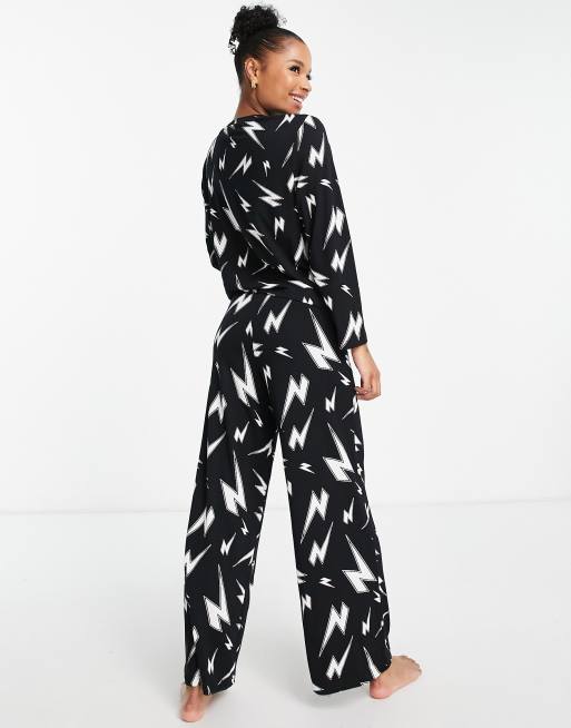ASOS DESIGN Petite - Sort pyjamassæt i viskose med langærmet top og bukser med lynprint, 2 af 4