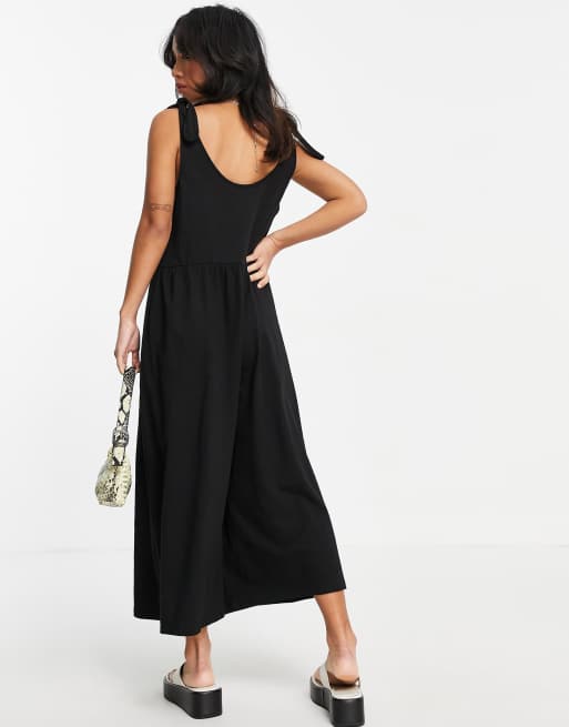 ASOS DESIGN Petite - Sort smock-jumpsuit med bindebånd på skuldrene, 2 af 4