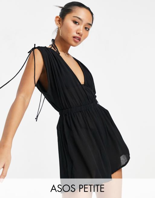 ASOS DESIGN Petite - Sort strand-playsuit med dyb udskæring og samlet talje i krølstof