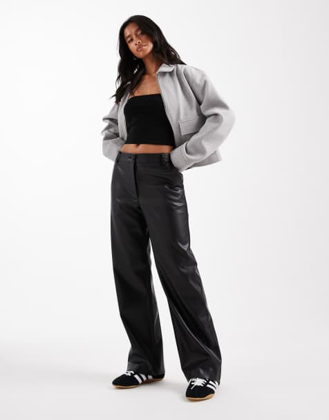 ASOS DESIGN Petite - Sorte bukser med lige ben i imiteret læder - view 1