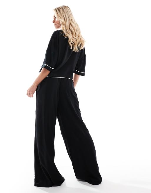 ASOS DESIGN Petite - Sorte stramme og superbløde pyjamasbukser med vide ben og bånd i kontrastfarve, 3 af 5