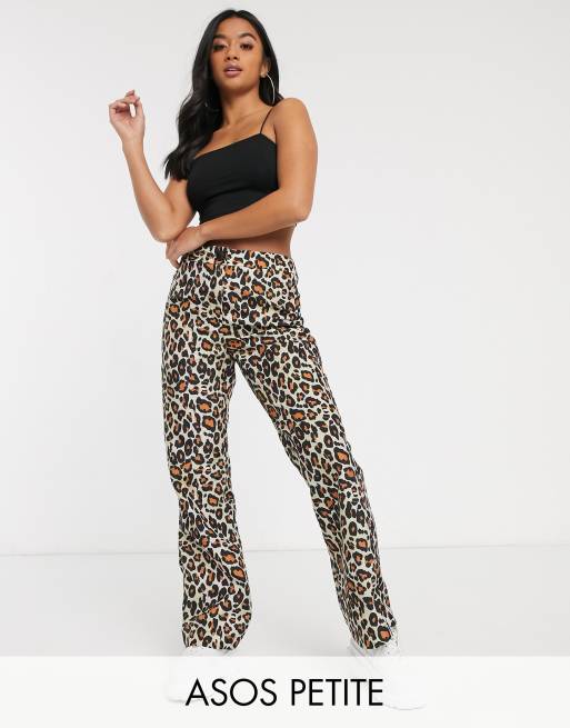 ASOS DESIGN Petite – Spodnie o obcisłym kroju z rozszerzanymi nogawkami i ze wzorem w panterkę