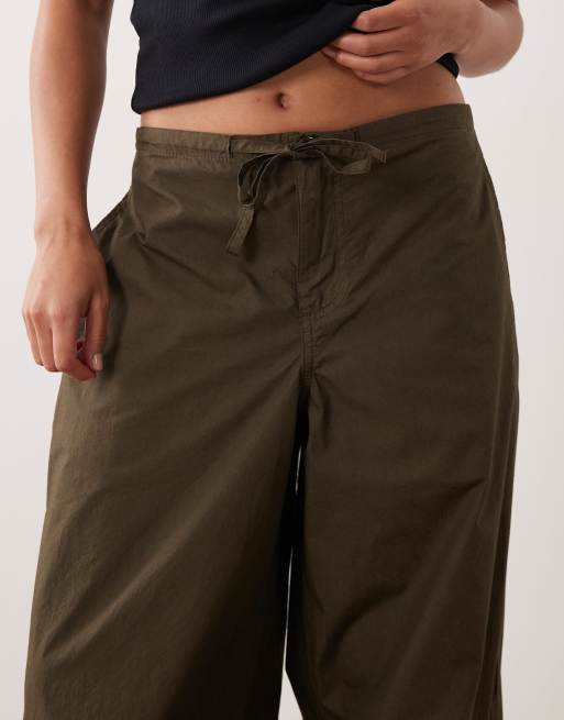 ASOS DESIGN Petite spodnie parachute ze ściągaczem przy nogawkach w kolorze khaki, 4 z 5