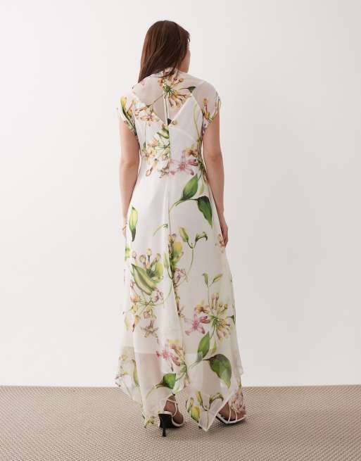 ASOS DESIGN Petite – Storblommig maxiklänning i chiffong med hög krage och asymmetrisk fåll, 3 av 4