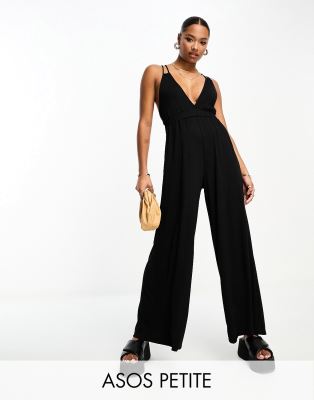 ASOS DESIGN Petite - Strand-Jumpsuit in Schwarz mit weitem Bein und doppelten Trägern