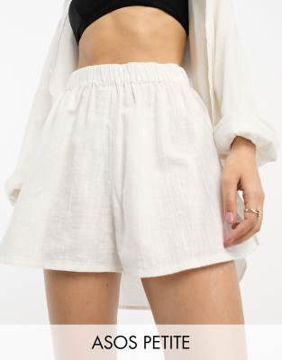 ASOS DESIGN Petite - Strukturierte Strandshorts in Weiß, Kombiteil