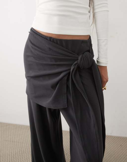 ASOS DESIGN Petite supersoft draperede bukser med bindebånd i siden og brede ben i charcoal, 3 af 4