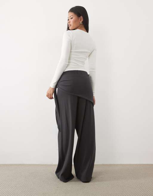 ASOS DESIGN Petite supersoft draperede bukser med bindebånd i siden og brede ben i charcoal, 4 af 4